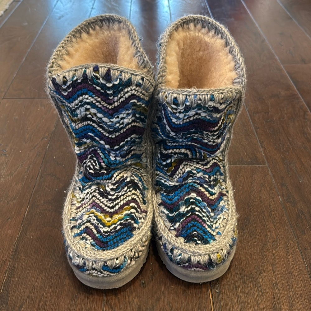 MOU Shearling Boot in Woven Azul Multi Blue Size 39